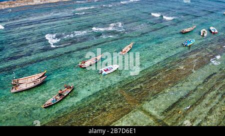 NGWE SAUNG/MYANMAR - 14. MÄRZ 2020 : Burmesische Fischer tragen gefangenen Fisch in Körben am Strand Ngwe Saung Myanmar Stockfoto