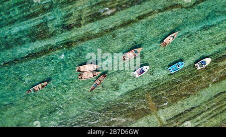 NGWE SAUNG/MYANMAR - 14. MÄRZ 2020 : Burmesische Fischer tragen gefangenen Fisch in Körben am Strand Ngwe Saung Myanmar Stockfoto