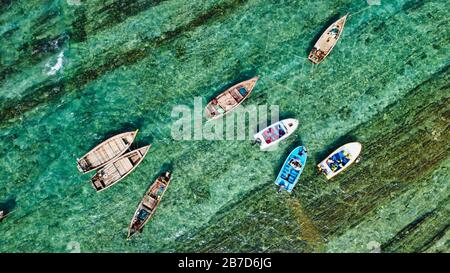 NGWE SAUNG/MYANMAR - 14. MÄRZ 2020 : Burmesische Fischer tragen gefangenen Fisch in Körben am Strand Ngwe Saung Myanmar Stockfoto