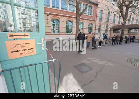 KOMMUNALWAHLEN: WAHLLOKALE IN PARIS ERÖFFNET Stockfoto