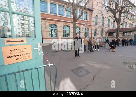 KOMMUNALWAHLEN: WAHLLOKALE IN PARIS ERÖFFNET Stockfoto