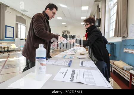 KOMMUNALWAHLEN: WAHLLOKALE IN PARIS ERÖFFNET Stockfoto