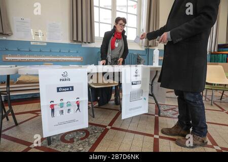 KOMMUNALWAHLEN: WAHLLOKALE IN PARIS ERÖFFNET Stockfoto