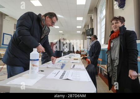 KOMMUNALWAHLEN: WAHLLOKALE IN PARIS ERÖFFNET Stockfoto