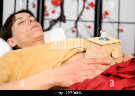 Alternative Therapeutin, die Moxibustion eine traditionelle chinesische Medizinmethode anwendet. Stockfoto