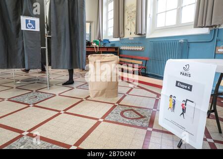 KOMMUNALWAHLEN: WAHLLOKALE IN PARIS ERÖFFNET Stockfoto