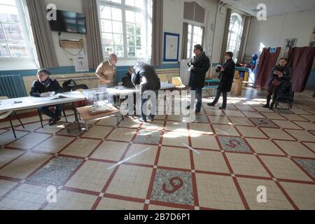 KOMMUNALWAHLEN: WAHLLOKALE IN PARIS ERÖFFNET Stockfoto