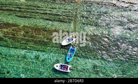 NGWE SAUNG/MYANMAR - 14. MÄRZ 2020 : Burmesische Fischer tragen gefangenen Fisch in Körben am Strand Ngwe Saung Myanmar Stockfoto