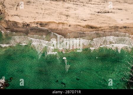 Abstrakte Welle Meer Strand auf der Ansicht von oben. Norwegen Lofoten Strand Stockfoto