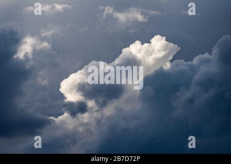 Ein detaillierter und dramatischer Nahschuss von stürmischen, sonnenbeleuchteten Wolken, die in der Madikwe Game Reserve, Südafrika, aufgenommen wurden. Stockfoto