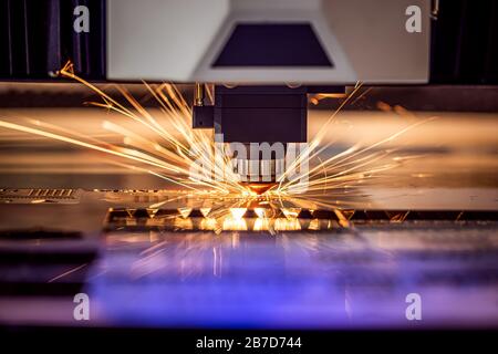 CNC-Laserschneiden von Metall moderner industrieller Technologie. Laserschneiden funktioniert, indem Sie die Ausgabe eines High-power-Laser durch die Optik. Laser optic Stockfoto