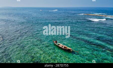 NGWE SAUNG/MYANMAR - 14. MÄRZ 2020 : Burmesische Fischer tragen gefangenen Fisch in Körben am Strand Ngwe Saung Myanmar Stockfoto