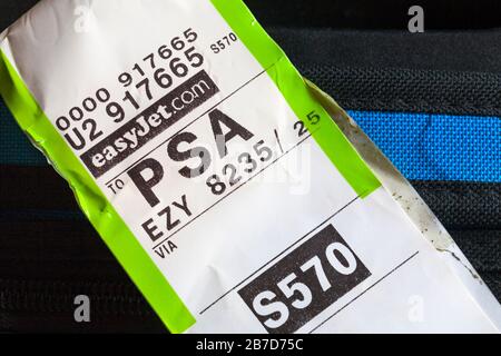 EasyJet-Gepäckaufkleber auf dem Etui für den PSA Pisa Flughafen in Italien aufgeklebt Stockfoto