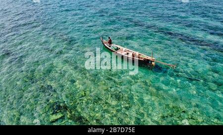 NGWE SAUNG/MYANMAR - 14. MÄRZ 2020 : Burmesische Fischer tragen gefangenen Fisch in Körben am Strand Ngwe Saung Myanmar Stockfoto