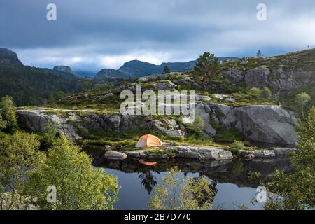 Touristenzelt am Ufer eines Sees in den Bergen. Schöne Natur Norwegen natürliche Landschaft. Stockfoto