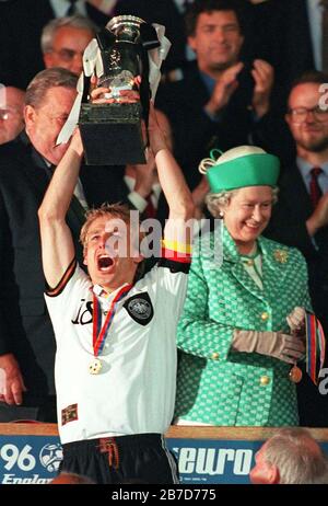 Firo: Fuvuball, 30. Juni 1996 EM 1996 Finale Deutschland - Tschechien 2: 1 NV Siegerehrung Jvºrgen Klinsmann mit Trophv§e von Königin Elisabeth 2. Einsatz weltweit Stockfoto