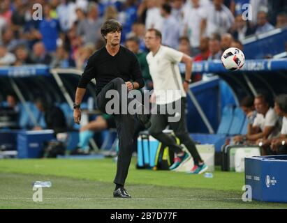 Marseille, Frankreich. Juli 2016. Firo: 07.07.2016, M50, Match 50, Soccer, International, EM 2016, UEFA, EURO 2016, Europameisterschaft 2016, Nationalmannschaft, Halbfinale, #GerFRA und # EURO2016, GER, Deutschland - FRA, Frankreich 0:2 Nationaltrainer Joachim LOW, GER, mit Schuss, Verzauberung weltweite Nutzung: Credit/Alamy News Stockfoto