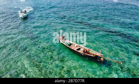 NGWE SAUNG/MYANMAR - 14. MÄRZ 2020 : Burmesische Fischer tragen gefangenen Fisch in Körben am Strand Ngwe Saung Myanmar Stockfoto