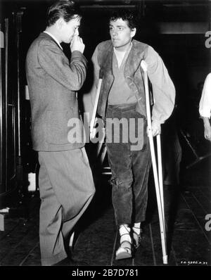 Kameramann GREGG TOLAND und LAURENCE OLIVIER im Kostüm als Heathcliff mit Krücken auf Set Candid während der Dreharbeiten zu WUTHERING HÖHEN 1939 Regisseur WILLIAM WYLER Drehbuch Ben Hecht und Charles MacArthur Roman Emily Bronte The Samuel Goldwyn Company/United Artists Stockfoto