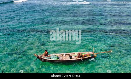 NGWE SAUNG/MYANMAR - 14. MÄRZ 2020 : Burmesische Fischer tragen gefangenen Fisch in Körben am Strand Ngwe Saung Myanmar Stockfoto