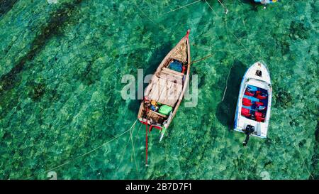 NGWE SAUNG/MYANMAR - 14. MÄRZ 2020 : Burmesische Fischer tragen gefangenen Fisch in Körben am Strand Ngwe Saung Myanmar Stockfoto