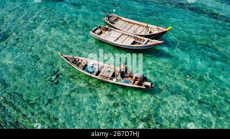 NGWE SAUNG/MYANMAR - 14. MÄRZ 2020 : Burmesische Fischer tragen gefangenen Fisch in Körben am Strand Ngwe Saung Myanmar Stockfoto