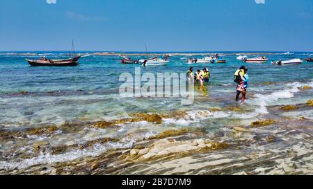 NGWE SAUNG/MYANMAR - 14. MÄRZ 2020 : Burmesische Fischer tragen gefangenen Fisch in Körben am Strand Ngwe Saung Myanmar Stockfoto