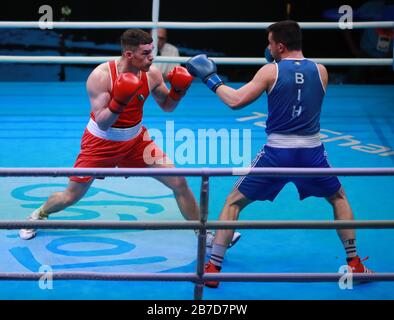 Irlands Emmet Brennan (rot) besiegt im zweiten Tag der Olympia-Qualifikationsveranstaltung "Boxing Road to Tokyo 2020" in der Copper Box Arena in London die Bosnien-Radenko Tomic (blau). Stockfoto