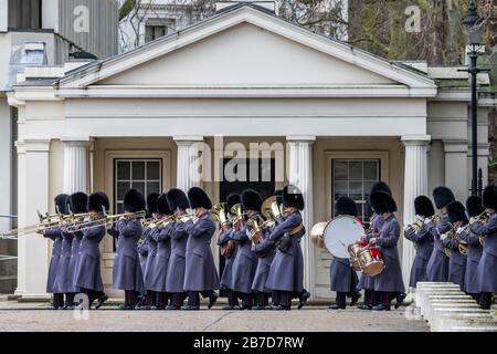 London, Großbritannien. März 2020. Die Coldstream Guards kehren in die Kaserne zurück, nachdem sie die Garde im Buckingham Palace vor der jährlichen St Patricks' Day Parade der Irish Guards in den Wellington Barracks, London, gewechselt haben. Credit: Guy Bell/Alamy Live News Stockfoto