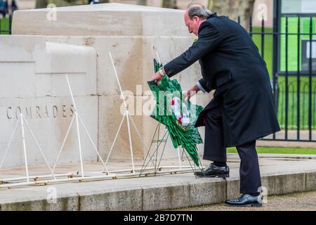 London, Großbritannien. März 2020. An der Guards Memorial on Horseguards Parade - Irish Guards Annual St Patricks' Day Parade in Wellington Barracks, Londopn, wird ein Kranz gelegt. Traditionell wurden die Soldaten mit frischen Shamrocks ausgestellt - heute von Lady Carleton-Smith, Ehefrau des Generalstabschefs, General Sir Mark Carleton-Smith. Die Parade wurde von der Band of the Irish Guards geleitet und umfasste Mitglieder des 1st Battalion Irish Guards, D Coy London Irish Rifles, London Regiment und pensionierte Offiziere und Soldaten beider Regimenter. Credit: Guy Bell/Alamy Live News Stockfoto