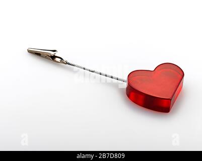 Schöne rote Herzform mit Pinning auf weißem Hintergrund Stockfoto