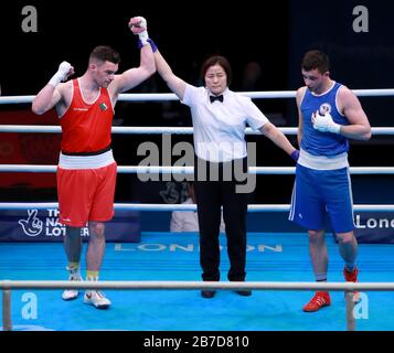 Irlands Emmet Brennan (rot) besiegt im zweiten Tag der Olympia-Qualifikationsveranstaltung "Boxing Road to Tokyo 2020" in der Copper Box Arena in London die Bosnien-Radenko Tomic (blau). Stockfoto