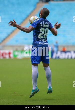 Porto Alegre, Brasilien. März 2020. Paulo Miranda bestreitet Angebot während Grêmio X São Luiz. In einem Spiel, das für die 3. Runde der zweiten Runde der Gaucho-Meisterschaft 2020 gültig ist. Spiel, das heute Sonntagmorgen (15.) in der Arena do Grêmio in Porto Alegre, RS, Brasilien ausgetragen wird. Kredit: Raul Pereira/FotoArena/Alamy Live News Stockfoto