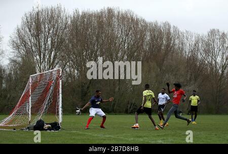 Die Menschen spielen Fußball auf Hackney Marshes in London nach der Ankündigung vom Freitag, dass die Premier League alle Spiele bis zum Samstag, den 4. April 2020 ausgesetzt hat. Stockfoto