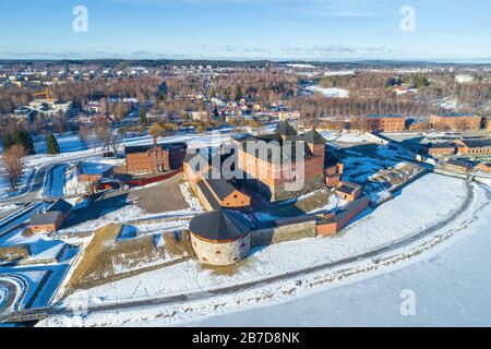 Die alte Festung der Stadt Hameenlinna vor dem Hintergrund des Stadtbildes an einem sonnigen Märztag (Luftaufnahmen). Finnland Stockfoto