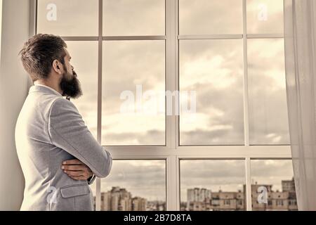 Hochzeitstag. Besen gebärdeter Flusspferd reifer Mann tragen hellblauen Tuxedo und Krawatte. Mann steht nervös über Hochzeit am Fenster. Richtige Entscheidung. Hochzeitmorgen Konzept. Lebensentscheidungen und -Erwartungen. Stockfoto