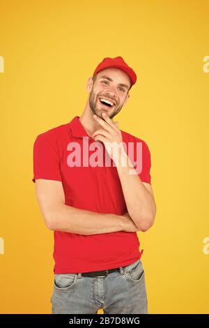 Willkommen. Supermarkt Kassiererin. Mann Lieferservice tragen rote Kappe. Shop Assistant. Essen bestellen Lieferung Mann. Kassierer Beruf. Shop Arbeiter. Hübscher Kerl Kassierer uniform. Restaurant Cafe Mitarbeiter wollte. Stockfoto