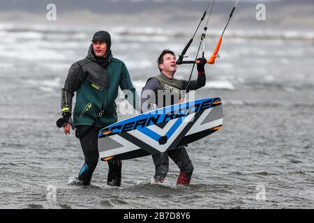 Troon, Großbritannien. März 2020. Nicht alle Sportarten werden durch die Angst eingeschränkt, Covid-19 zu verbreiten, und Wassersportler nutzen die starken Winde und hohen Wellen am Firth of Clyde vor der Küste von Ayrshire. Credit: Findlay/Alamy Live News Stockfoto