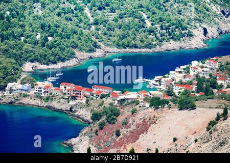 Luftbild Panorama auf das bunte Dorf Asos auf der Insel Kefalonia. Griechenland. Beliebte Urlaubsdestination am Ionischen Meer. Mittelmeerhafen für den trav Stockfoto