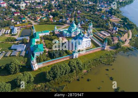 Draufsicht auf das Kloster Spaso-Yakovlevsky Dmitrovsky an einem sonnigen Julitag (Luftaufnahmen). Rostow der große, Goldene Ring Russlands Stockfoto