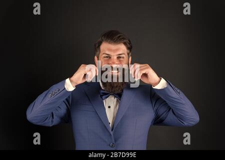 Paar Pflege leben Hacks helfen groß schauen, was Anlass zu erreichen. Gut gepflegte Mann Bart in Anzug. Männliche Mode und Ästhetik. Geschäftsmann formale Outfit. Klassische Ästhetik. Maskuline Ästhetik. Stockfoto