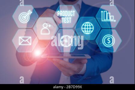 Hinweis zum Produkttest wird geschrieben. Geschäftskonzept zur Messung von Eigenschaften oder Leistung von Produkten Stockfoto