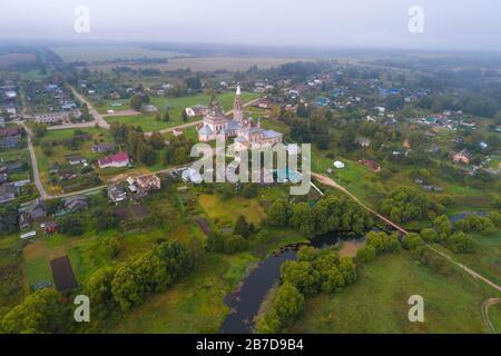 Luftbild des Dorfes Parskoye mit alter Tempelanlage an einem Septembermorgen. Region Ivanovo, Russland Stockfoto