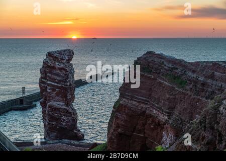 Ein Blick auf ein einzigartiges Naturphänomen namens lange Anna, das sich auf der Insel Helgoland in Deutschland in der Nordsee befindet. Es ist ein Felsen, der aus dem aufsteigt Stockfoto