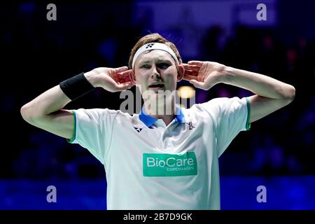 Der dänische Sieger Viktor Axelsen feiert das Finale des Herreneinzels am fünften Tag der YONEX All England Open Badminton Meisterschaften in der Arena Birmingham. Stockfoto