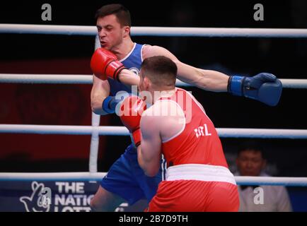 Irlands Emmet Brennan (rot) besiegt Radenko Tomic (blau) am zweiten Tag der Olympia-Qualifikationsveranstaltung Boxing Road zu Tokio 2020 in der Copper Box Arena, London. Stockfoto