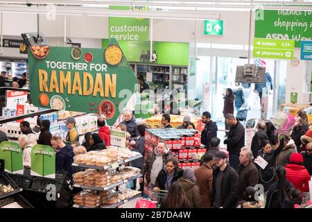 London, Großbritannien. März 2020. Am 15. März 2020 kaufen die Menschen täglich Notwendigkeiten in einem Supermarkt in London, Großbritannien. Der Roman Coronavirus Todesopfer hat 21 von Samstag in Großbritannien erreicht, da die Anzahl der bestätigten Fälle 1.140 zusammenzählte, nach den neuesten Zahlen, die vom britischen Ministerium für Gesundheit und soziale Versorgung freigegeben wurden. Kredit: Xinhua/Alamy Live News Stockfoto