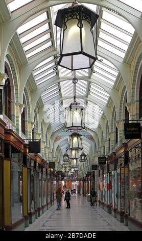 Ein Blick auf die Royal Arcade von Gentlemans Walk im Zentrum der Stadt Norwich, Norfolk, England, Großbritannien, Europa. Stockfoto