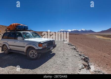 4x4 Auto auf bolivianischem Altiplano Atacama trockene Wüste Stockfoto