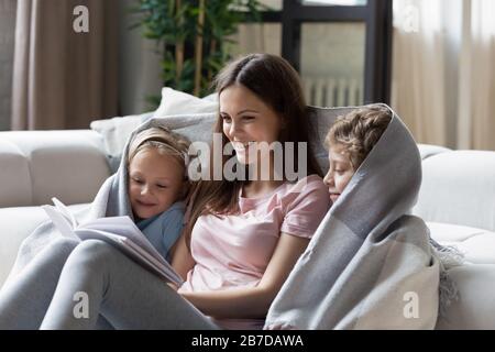 Liebevolle Mutter liest Buch für kleine Kinder Stockfoto